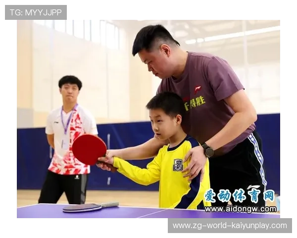 世界乒乓球公开训练课座无虚席 青少年踊跃参与 世界乒乓球公开训练课座无虚席 青少年踊跃参与